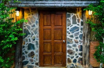 Une porte d'entrée en bois apportera du cachet à votre maison. Photo Free Digital Photos