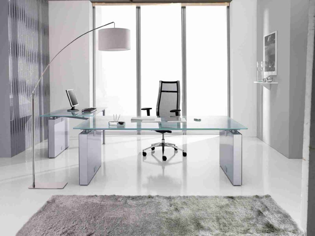 Un bureau de verre qui s'intègre parfaitement dans un espace blanc très contemporain
