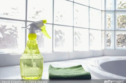 Si vous avez de l'eau calcaire, un adoucisseur peut être une solution pour avoir une salle de bains sans tartre et donc éviter la surconsommation de produits ménager.
