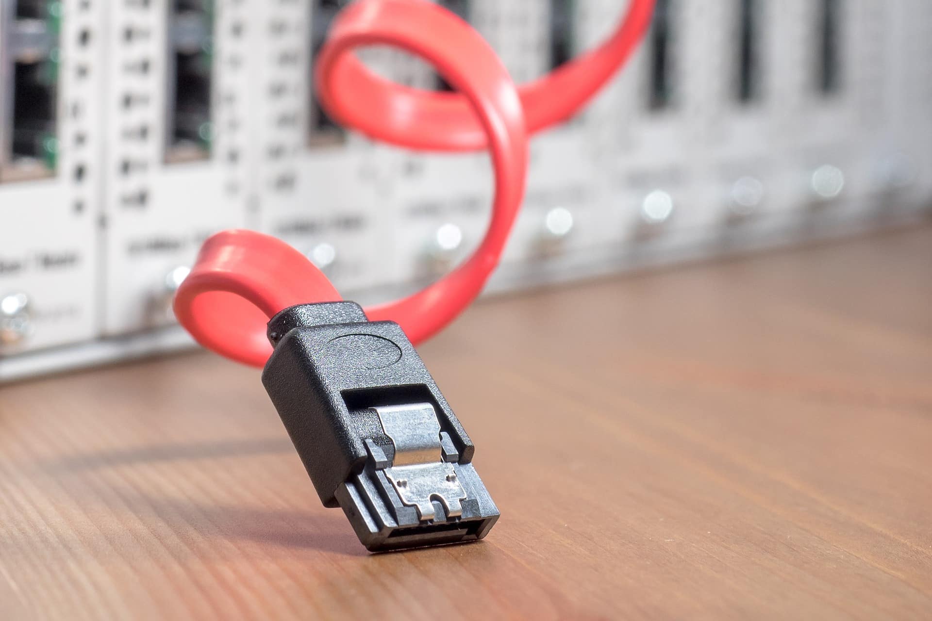 Un cable ethernet rouge qui sort d'un box internet