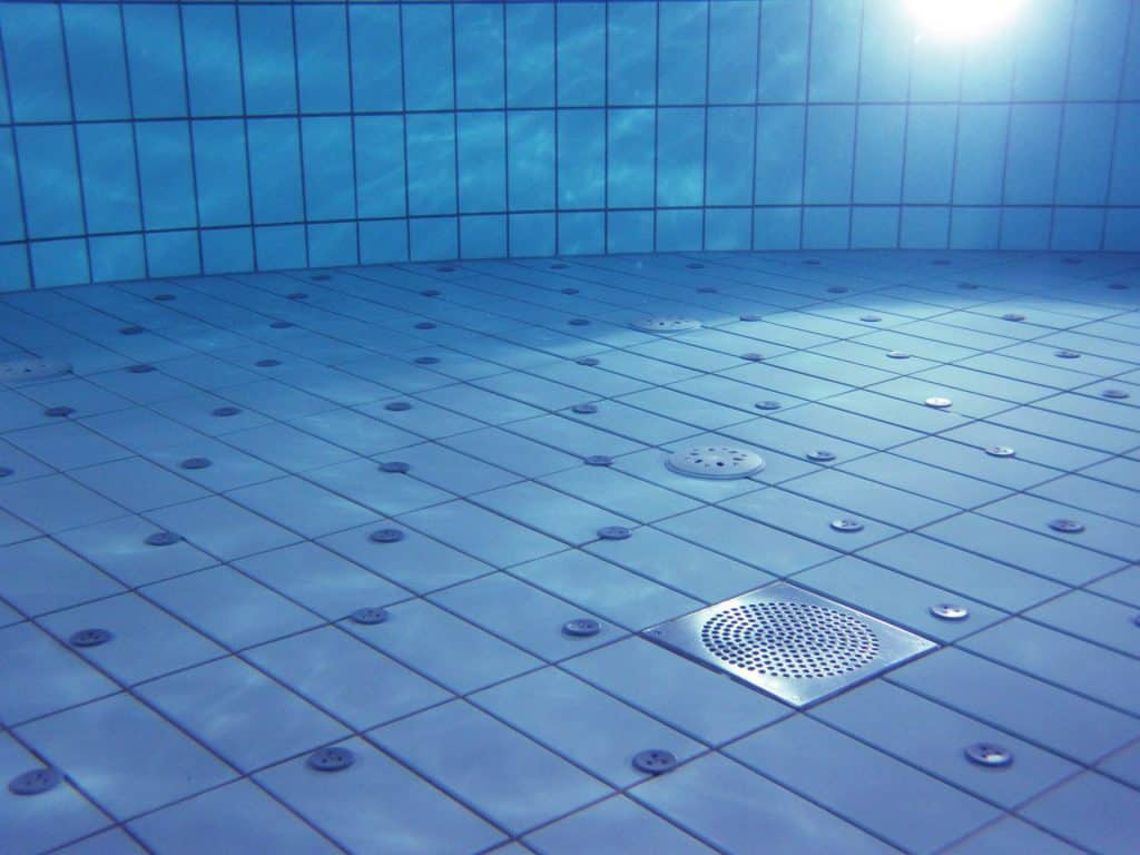 Un spa doit être nettoyé encore plus minutieusement qu'une piscine, en raison de la température élevée de l'eau. Photo Pixabay