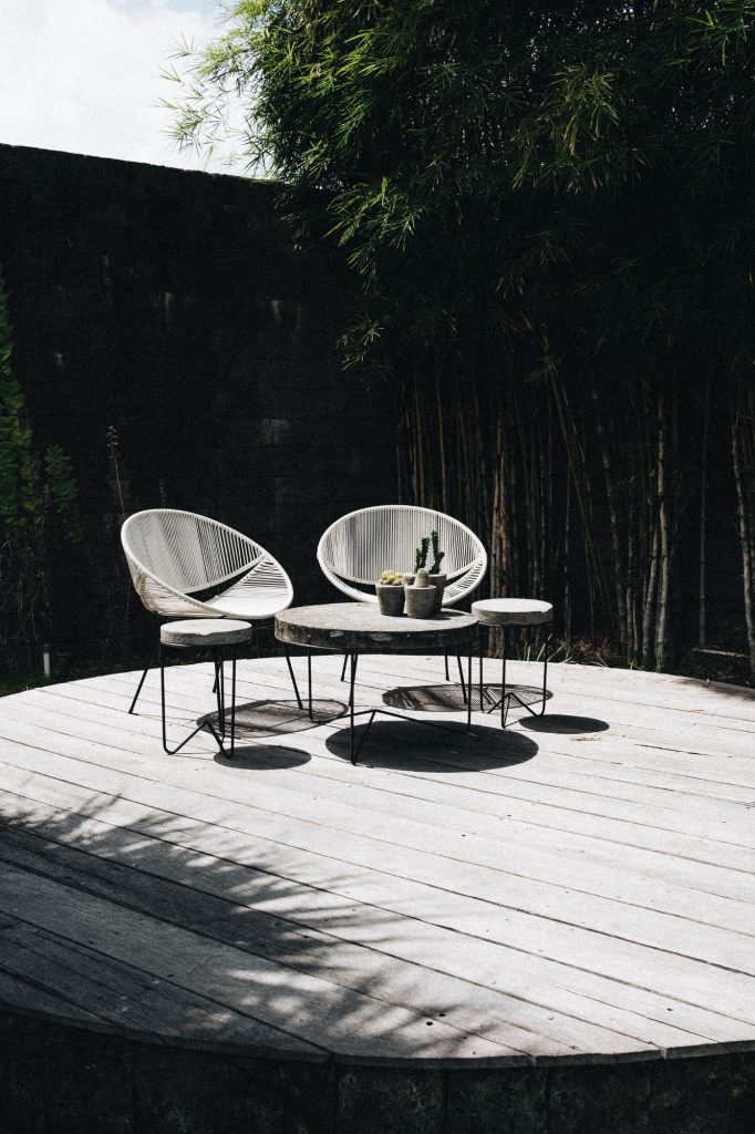 mobilier extérieur deux chaises et une table en bois gris sur terrasse en bois