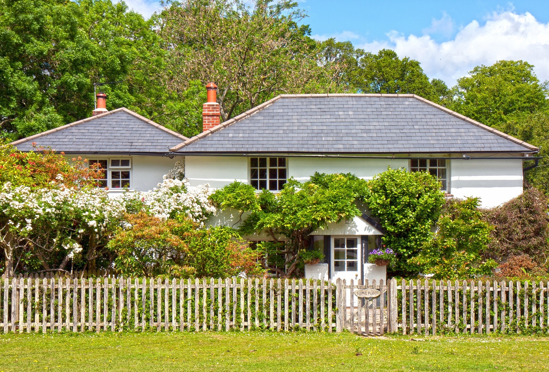 Maison avec un jardin qui est délimité par une clôture
