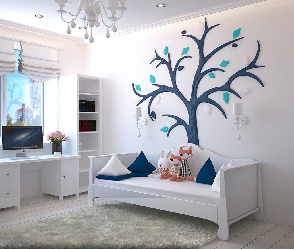 chambre d'enfant avec un arbre dessiné sur un mur