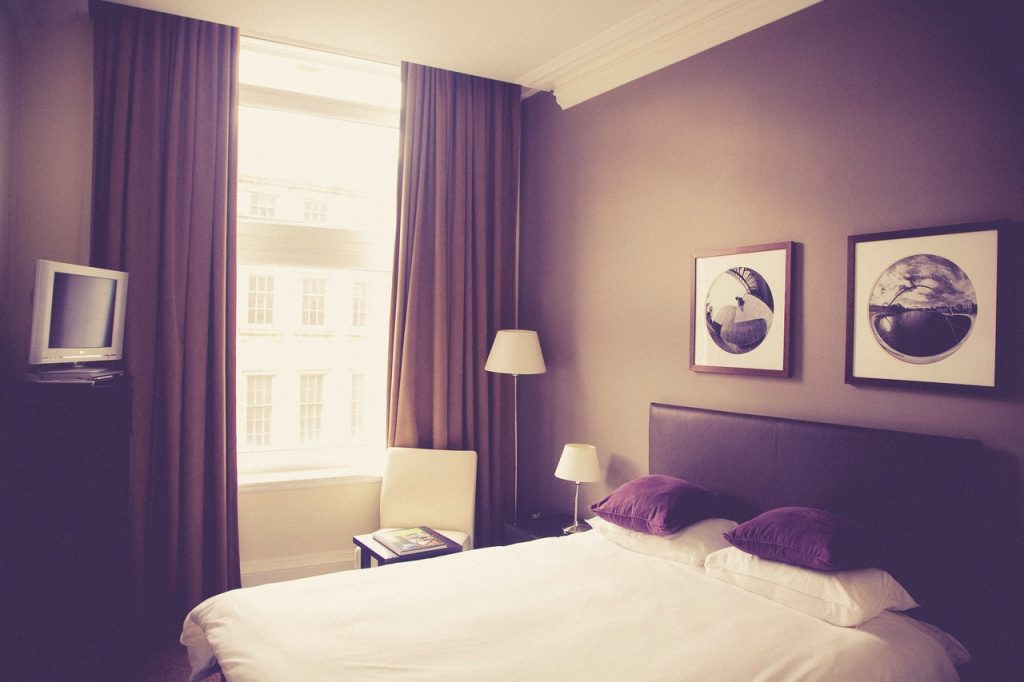 chambre à coucher avec des rideaux occultants