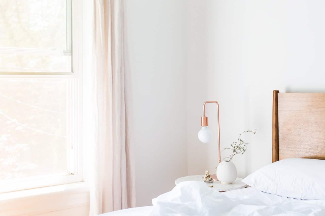 chambre décorée en blanc avec des accessoires rose gold